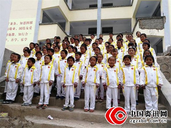 汕头明性公益团队为云南鲁甸李家山小学解决了校服困难