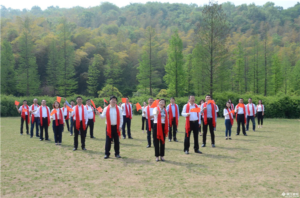  二百余民志愿者南山风景区齐唱《我和我的祖国》