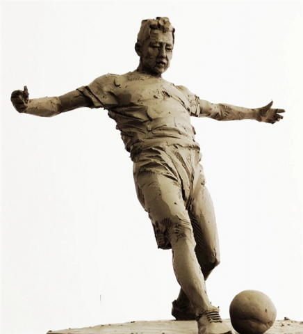 绿茵场上的足球之三丨田跃民雕塑作品欣赏(泥稿)