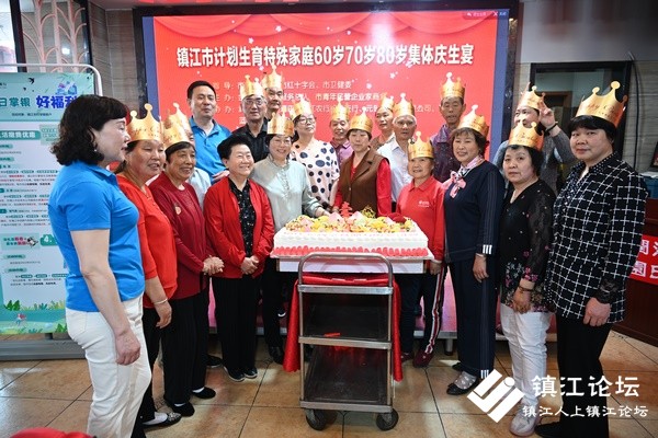 凝聚社会爱心力量：金山公益志愿者为23位失独老人举办千岁集体庆生