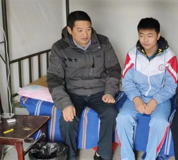 盱眙县维桥初级中学开展“兔年送祝福困难学生家庭大走访”活动