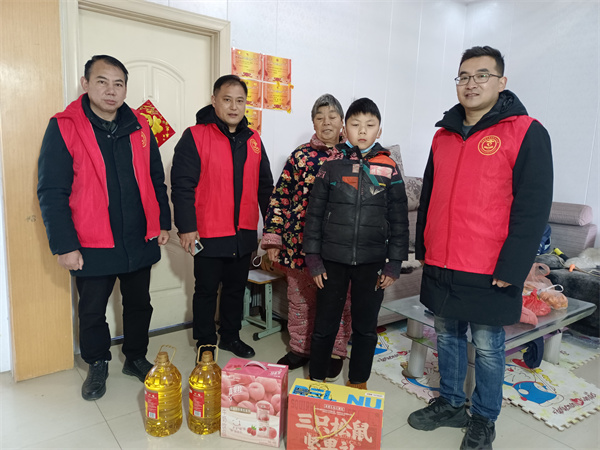 盱眙县天泉湖镇中心小学开展春节前走访慰问贫困学子活动