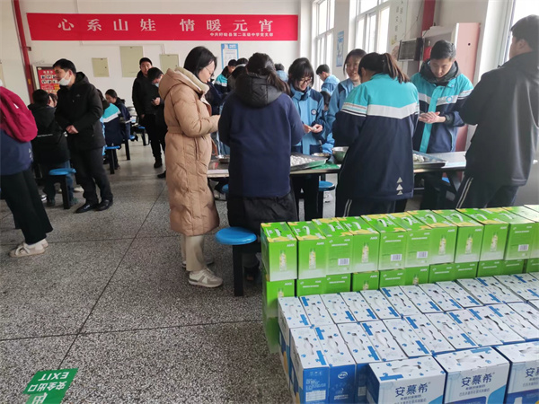 党心系山娃  师情暖元宵——盱眙县第二高级中学党支部“山爸山妈”志愿服务