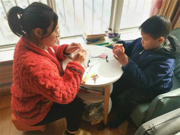 做花灯、搓元宵 巧手迎佳节——盱眙县黄花塘小学开展“欢乐闹元宵”主题亲子活动