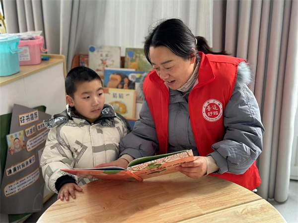 山妈与山娃共读一本书——盱眙县爱民路幼儿园关爱留守儿童活动