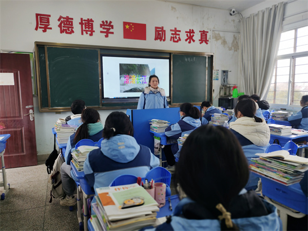 盱眙县维桥初级中学开展“与法同行  保护长江”主题宣传活动