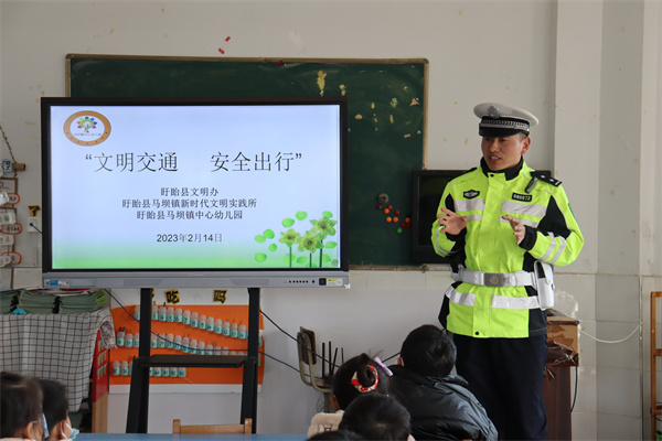 盱眙县马坝镇新时代文明实践所、盱眙县马坝镇交警中队走进盱眙县马坝镇中心幼儿园开展“文明交通  安全出行”主题宣讲活动