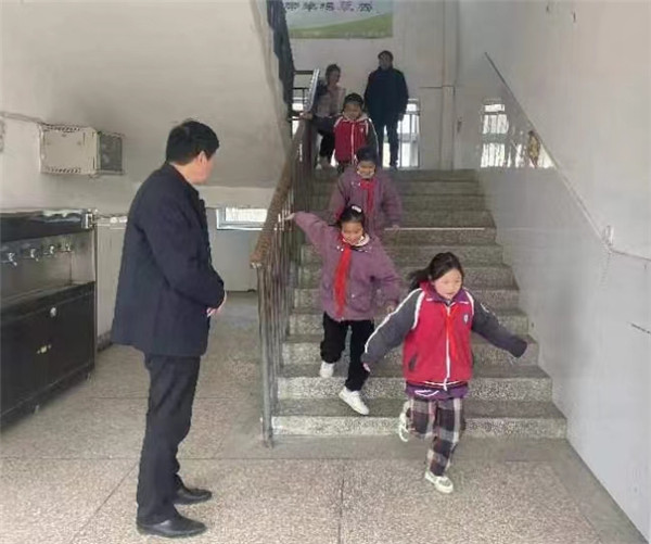 心系校园安全 共筑护佑基石——盱眙县管镇中心小学开展应急防踩踏疏散演练   