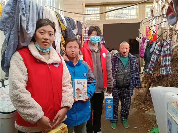 爱心接力  传递人间温暖——盱眙县仇集中学“山哥山姐”志愿服务队开展学雷锋活动