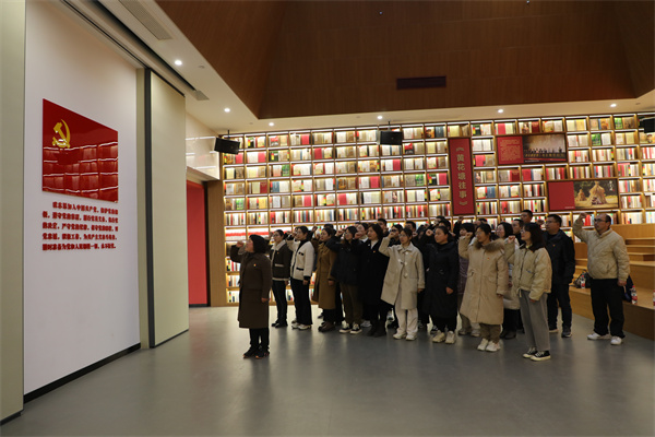 重温峥嵘岁月，赓续红色基因——盱眙县第二高级中学党支部开展参观黄花塘新四军军部党性实践教育活动