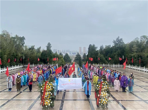 盱眙县盱城街道中心小学开展“缅怀革命先烈”清明扫墓活动