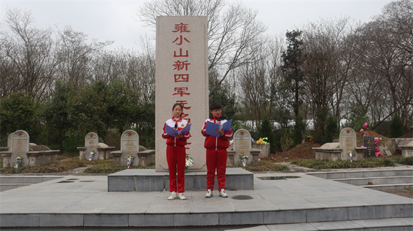踏着先辈的足迹前进——盱眙县古桑中心小学开展清明祭扫烈士墓活动