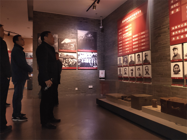 追寻光辉历史 传承红色基因——盱眙县铁佛中心小学党支部开展实境课堂主题教育实践活动