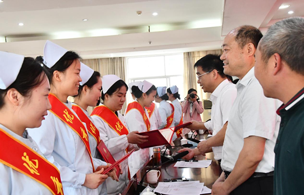赣县区： 举行庆祝“5.12”国际护士节暨全区优秀护士表彰大会