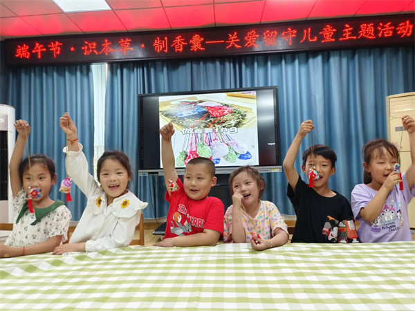 浓情过端午 巧手做香囊——盱眙县河桥镇中心幼儿园开展端午节关爱留守幼儿活动