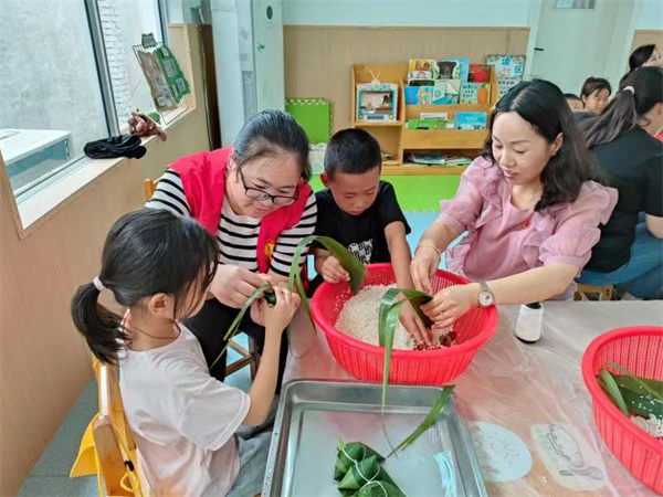 浓浓端午情 关爱暖人心——盱眙县官滩镇中心幼儿园开展6月主题党日活动