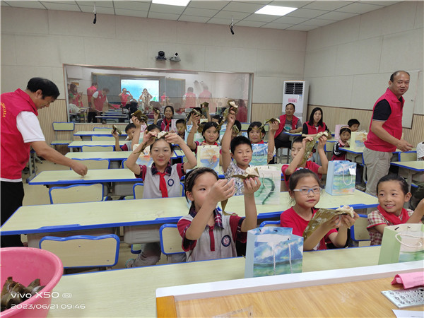 盱眙县管镇中心小学党总支开展“情浓端午伴留守  牵手呵护助成长”志愿活动