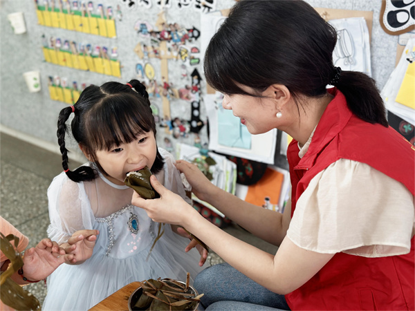 粽香传情义 留守不孤单——盱眙县古桑街道中心幼儿园开展留守儿童过端午活动