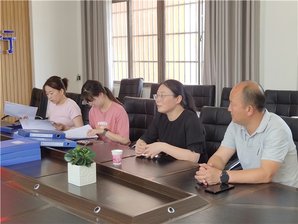 盱眙县维桥中心小学接受“八五”普法督查考核