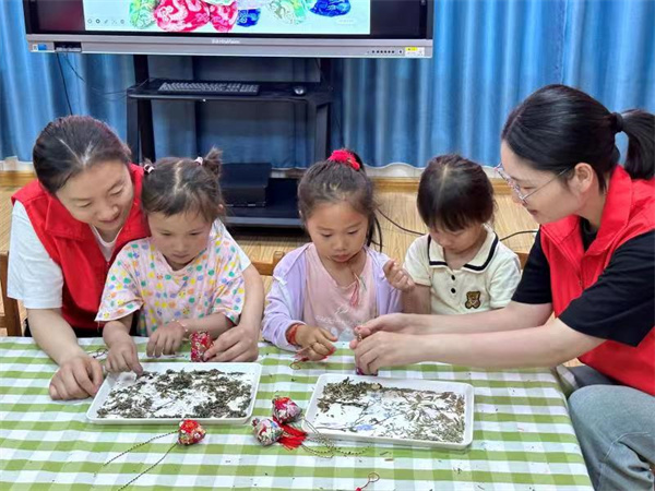 “浓情过端午，巧手做香囊”盱眙县人大代表陈绪梅红色记忆专业工作室开展端午节关爱留守幼儿活动