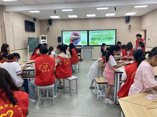 盱眙县盱城街道中心小学“缝香为礼 让艾相伴”关爱留守儿童活动