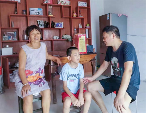 盱眙县维桥小学党支部开展“三跟进十深入”主题党日活动