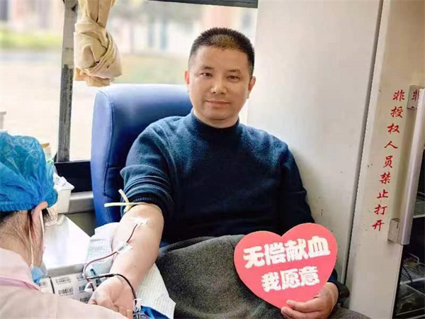 盱眙县鲍集中心小学组织教师积极参加无偿献血活动