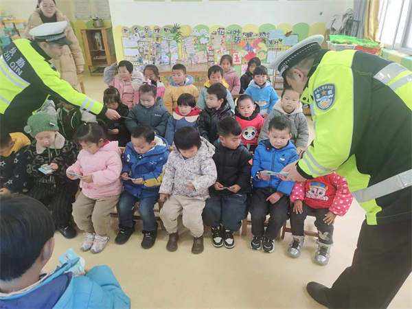 一路“幼”你，安全“童”行——盱眙县河桥镇中心幼儿园开展交通安全宣传教育活动