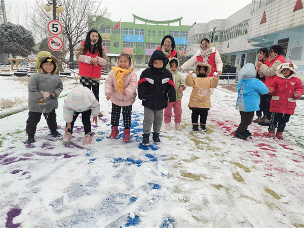 初雪觅欢乐，一起打雪仗——盱眙县河桥镇中心幼儿园关爱留守儿童开展打雪仗活动