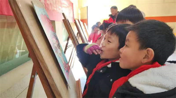 留守儿童的梦在画纸上发芽——盱眙县河桥中心小学开展“童真里的色彩”主题活动