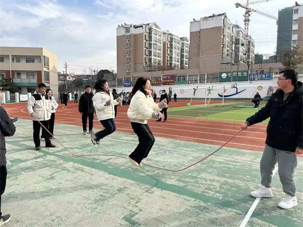 “师”展活力， “趣”享运动——盱眙县城南实验小学举行庆元旦教职工趣味运动会
