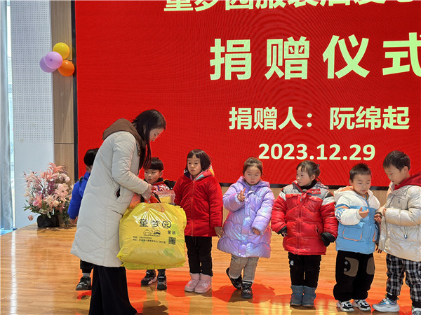 爱心资助，情暖童心——盱眙县童梦园服装店到盱城街道中心幼儿园开展帮助困境儿童活动