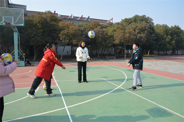 盱眙县维桥小学开展“庆元旦”系列趣味体育活动