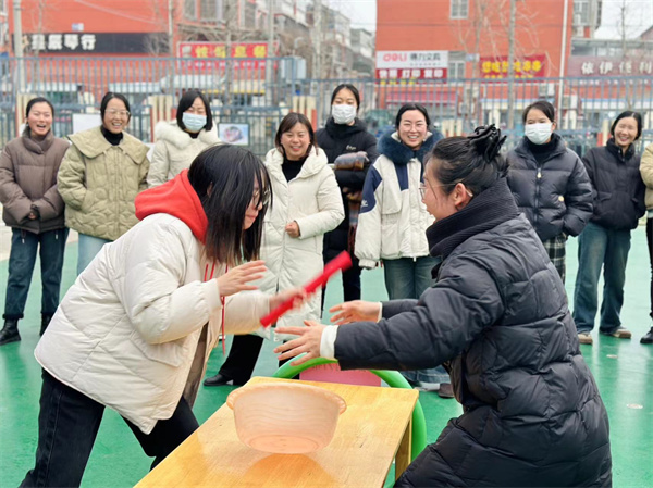 “趣”享运动  “师”放精彩——盱眙县实验幼儿园教职工2024年元旦趣味游戏活动
