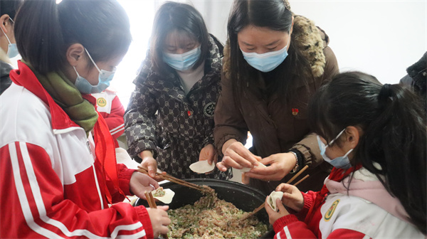 盱眙县古桑小学开展“浸润心灵 共度元旦”留守儿童关爱活动