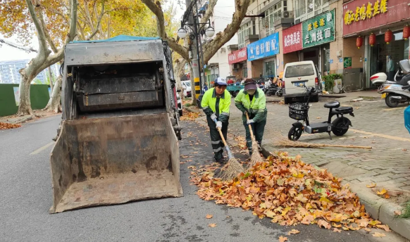 仪征城市管理局：落叶纷飞季，道路保洁“不打折”