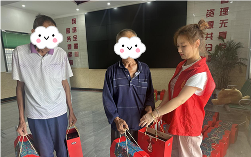 新兴社区开展中秋节慰问五保户活动