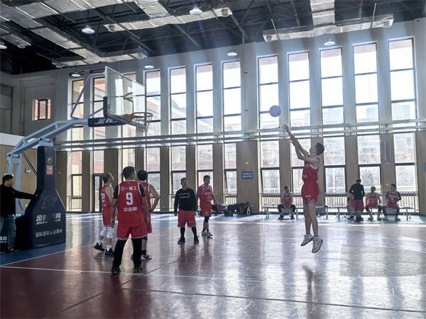 淮安市湖南商会篮球队再传捷报 微弱优势险胜老男孩队