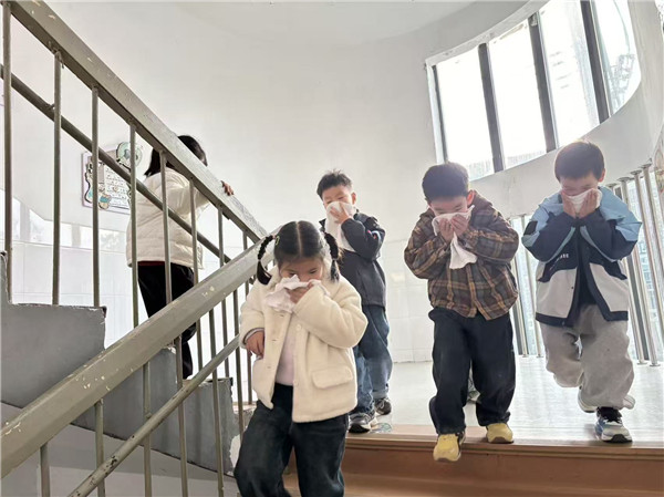 筑牢安全防线，守护稚嫩童心——盱眙县第三实验幼儿园开展“最小应急单位”