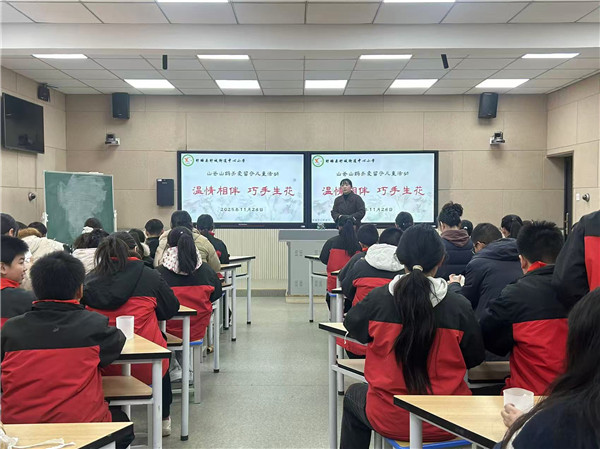 温情相伴  巧手生花——盱眙县盱城街道中心小学山爸山妈携手留守儿童开展制作干花笔筒活动