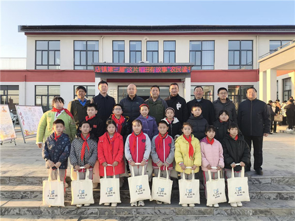 盱眙县穆店镇举办"这片稻田有故事"亲子阅读活动