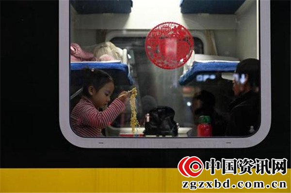 春运首趟列车，载着人们踏上返乡之旅