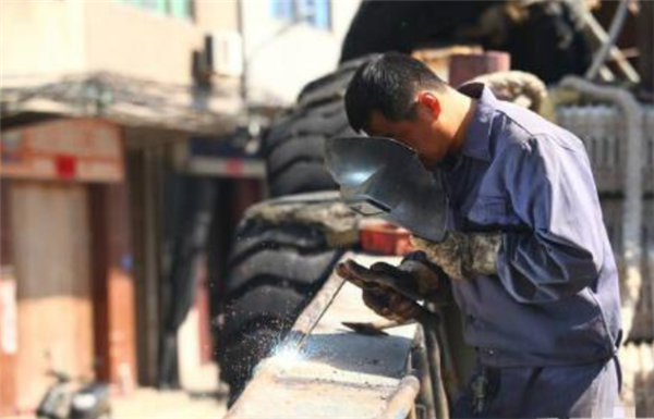 “ 被演戏耽误的电焊工”：王景春晒五级焊工证