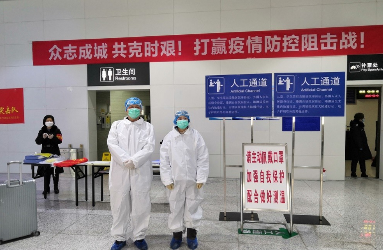 镇江市卫健委中心血站志愿者严防死守火车站出入口不松懈