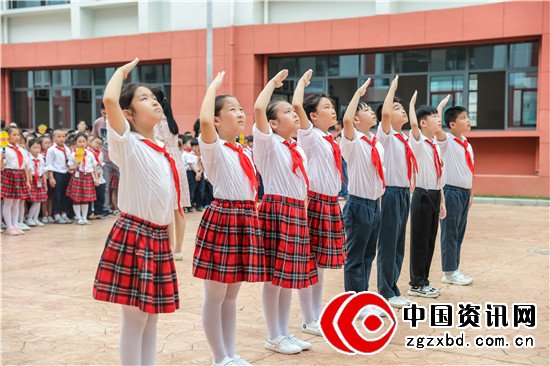 淮安市周恩来红军小学南校区开学第一课： 让爱与国旗一起飘扬