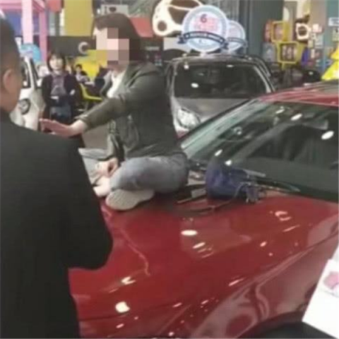 就奔驰维权事件，人民网这样评论