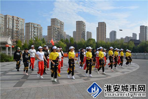百名市民齐跳曳步舞庆祝淮安市运河曳步舞团成立一年