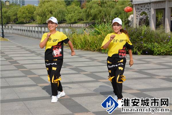 百名市民齐跳曳步舞庆祝淮安市运河曳步舞团成立一年