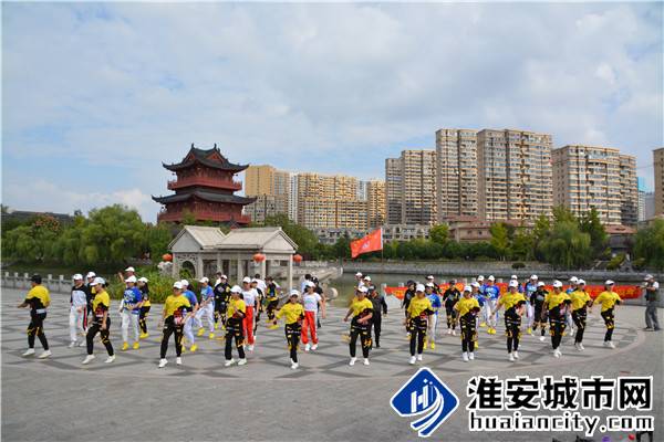 百名市民齐跳曳步舞庆祝淮安市运河曳步舞团成立一年