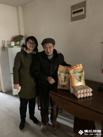 镇江 “社会儿女” 志愿者疫情时刻看望孤寡空巢老人